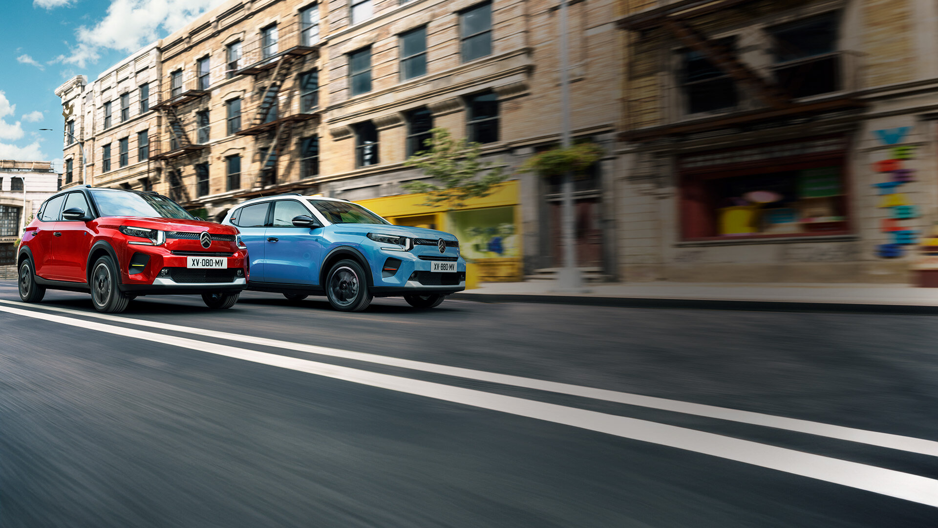 Ein Bild von zwei Citroën C3, die nebeneinander fahren.   