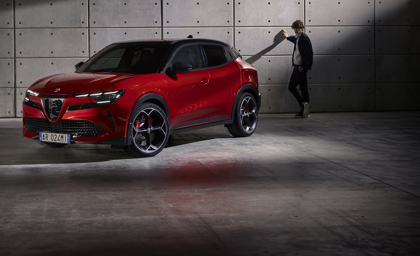 Ein Bild des beworbenen Alfa Romeo Junior Hybrid in Rosso Brera. 